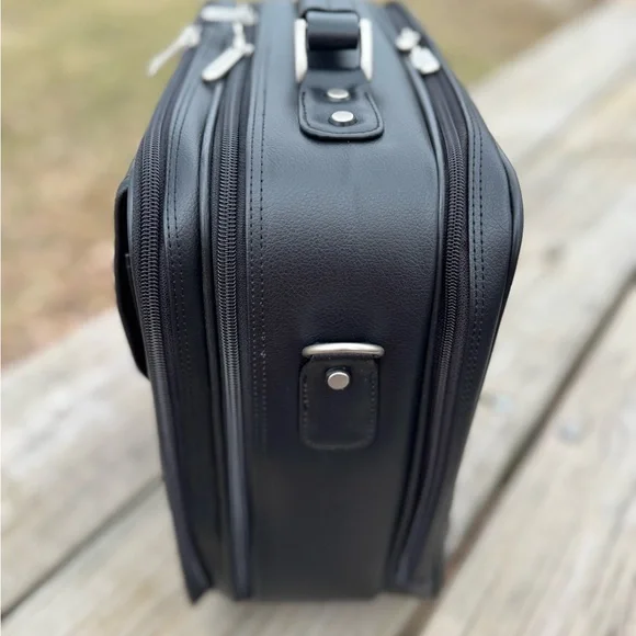 Fellowes Black Leather Wheeled Carry-on Travel Bag
22" handle #Pilots #Business - Picture 2 of 15